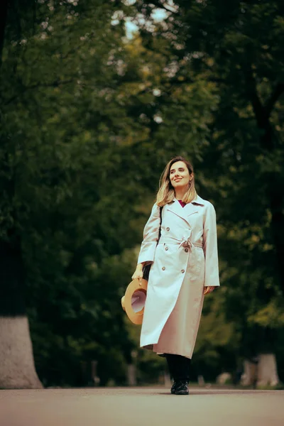 Vacker Kvinna Bär Elegant Beige Trenchcoat — Stockfoto