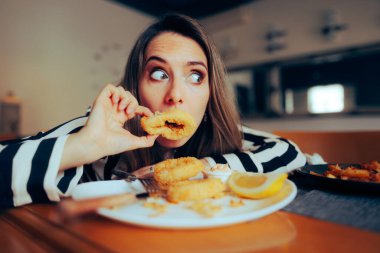 Ağız Önünde Kalamar Yüzüklerini Tutan Komik Kadın