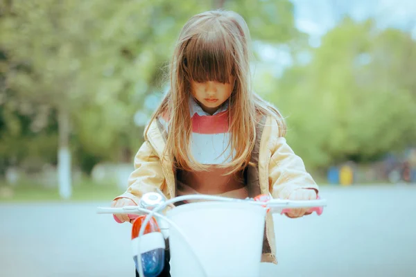Petite Fille Balade Vélo Dans Parc — Photo
