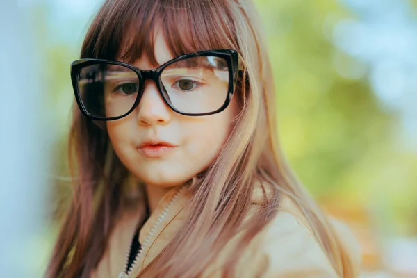 一个聪明的带眼镜小孩的肖像 — 图库照片