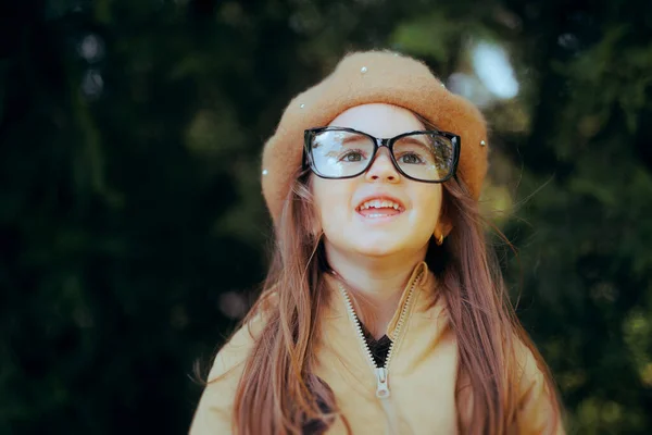 Gadis Kecil Tertawa Memakai Baret Dan Kacamata — Stok Foto
