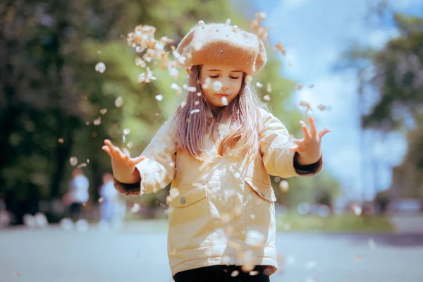 Gadis Kecil Bermain Dengan Kelopak Luar Ruangan Taman — Stok Foto