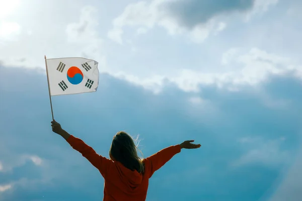 아름다운 위에서 한국의 국기를 흔들고 — 스톡 사진