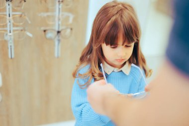 Optisyen Denemesi İçin Yeni Bir Çocuğa Yeni Gözlük Veriyor