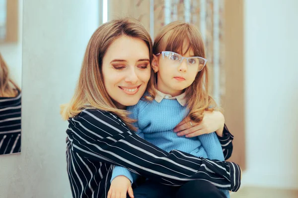 Madre Abrazando Hija Consiguiendo Nuevas Gafas Tienda Óptica — Foto de Stock