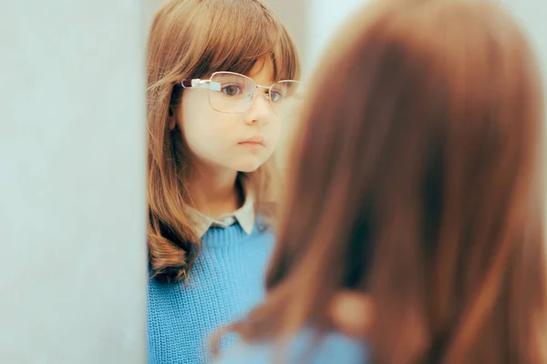 Batole Dívka Kontrola Sebe Zrcadle — Stock fotografie