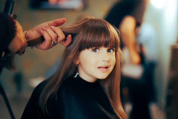 Malá Batole Dívka Připravena Dát Ostříhat Vlasy Salonu — Stock fotografie