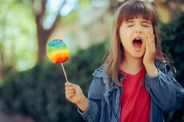 Anak Kecil Memiliki Sakit Gigi Setelah Makan Terlalu Banyak Permen — Stok Foto