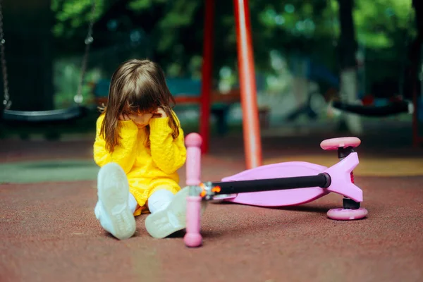 Malá Dívka Padající Skútru Pocit Rozrušení Pláč — Stock fotografie