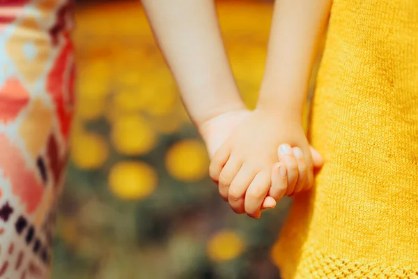 小さな女の子は永遠に親友であることを手を保持 — ストック写真