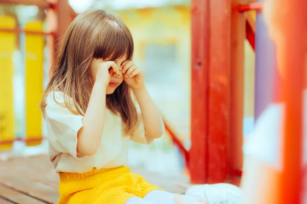 Gadis Kecil Yang Marah Bermain Dengan Temannya Menggosok Matanya — Stok Foto