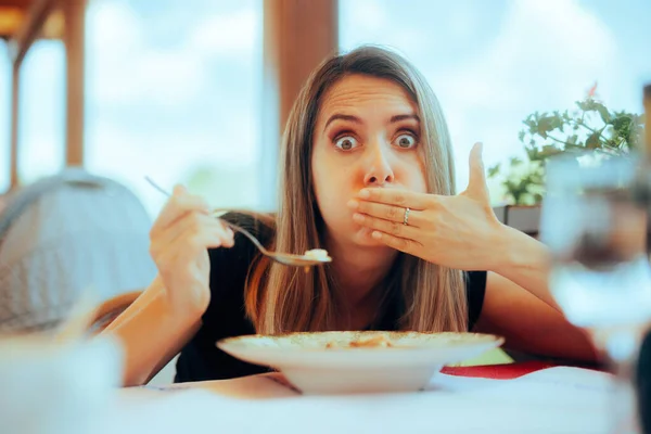 Mujer Comiendo Sopa Restaurante Sintiéndose Enferma — Foto de Stock