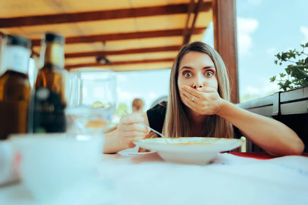Mujer Comiendo Sopa Restaurante Sintiéndose Enferma —  Fotos de Stock