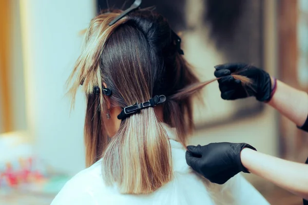 Hairdresser Sectioning Hair Using Some Hair Clips Client — Stock Photo, Image