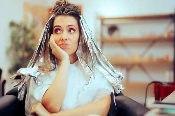 Znudzona Kobieta Czeka Jej Blaszane Lampki Włosów Aby Rozwijać Kolor — Zdjęcie stockowe