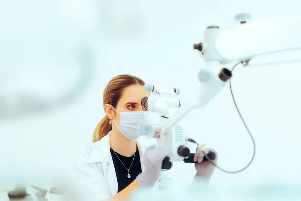 Tandläkare Med Hjälp Ett Mikroskop Verktyg För Behandling Patienter — Stockfoto