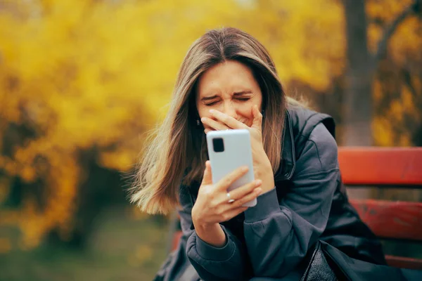 Женщина Проверяет Свой Телефон Плачет Над Текстовым Сообщением — стоковое фото
