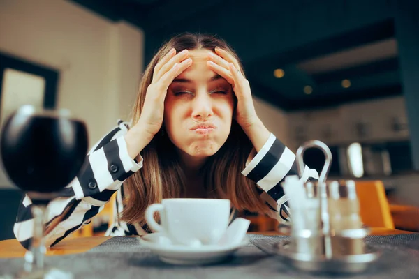 レストランでコーヒーを飲みながらストレスを感じる女性 — ストック写真