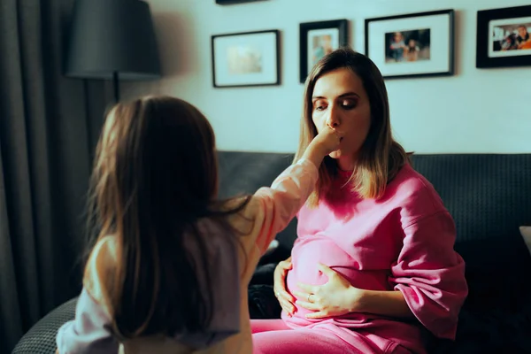 Κοριτσάκι Που Δίνει Φάρμακα Στην Έγκυο Μητέρα Της — Φωτογραφία Αρχείου