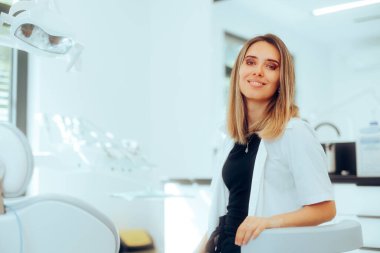 Mesleki Ofisinde Dişçi Sandalyesinde Oturuyor 