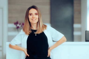 Resepsiyonda Elleri Kalçasında Mutlu Doktor Duruyor