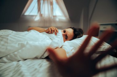 Çarşafların altına Saklanan Kadın Mahremiyet Tabelasını Durduruyor 