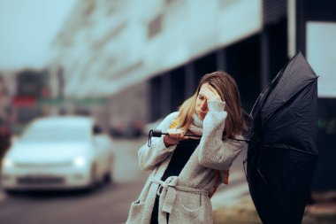 Yağmur Fırtınası sırasında Şemsiyesiyle Sorun Yaşayan Kadın 