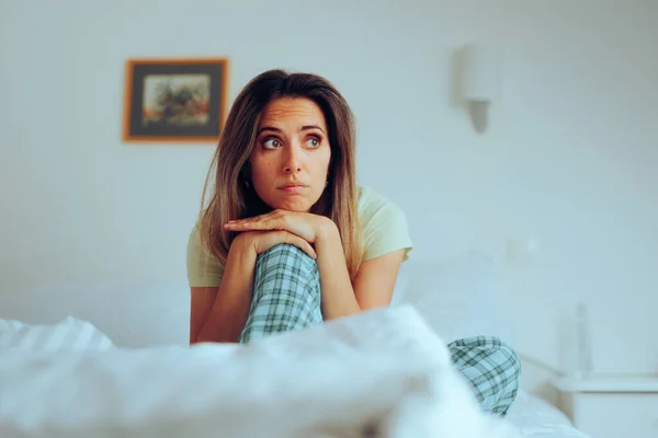 Üzgün Depresyonlu Kadın Evdeki Yatağında Düşünüyor — Stok fotoğraf