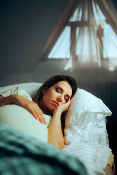 Mujer Embarazada Durmiendo Dormitorio Descansando Cama —  Fotos de Stock