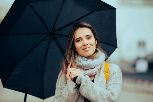 Ευτυχισμένη Γυναίκα Χαμογελώντας Περπατώντας Έξω Μια Βροχερή Μέρα — Φωτογραφία Αρχείου