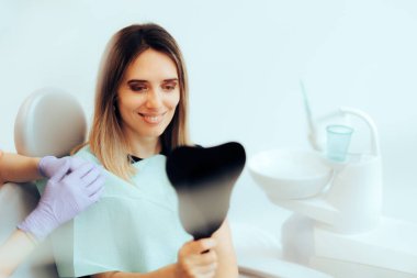 Dişçi muayenehanesindeki Mutlu Hasta Aynaya Bakıyor