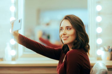 Kadın Kuafördeki Yeni Görünüşünü Düşünüyor