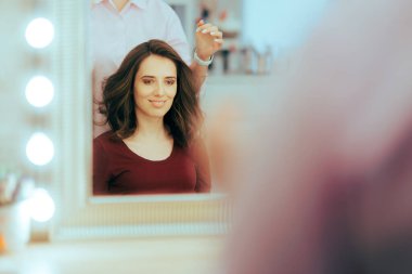 Kuaförde Yeni Dalga Saçlı Güzel Kadın Sallanıyor 