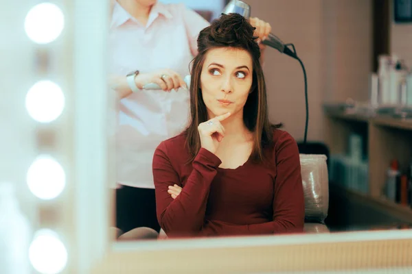 Donna Pensando Suo Nuovo Look Salone Parrucchiere — Foto Stock