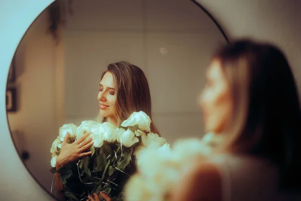 Šťastná Žena Drží Obrovskou Kytici Bílých Růží — Stock fotografie