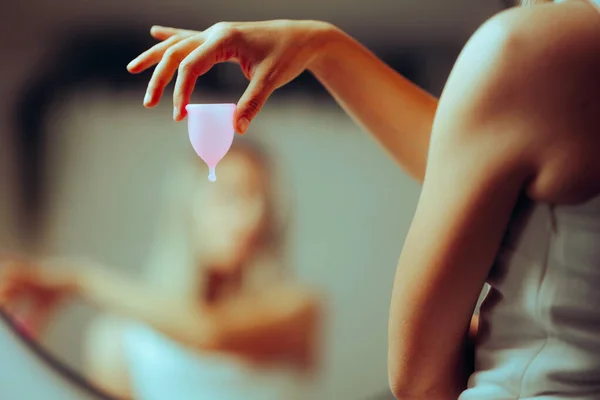 Mulher Segurando Uma Taça Menstrual Para Usar Durante Seu Período — Fotografia de Stock