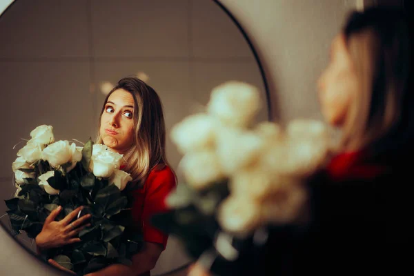 ストーカーから巨大なバラの花束を受け取ったストレス女性 — ストック写真