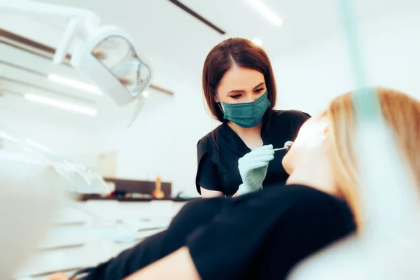 Dokter Gigi Konsultasi Pasien Tempat Kerja Dental Nya — Stok Foto