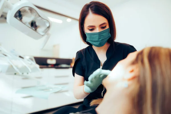 Dokter Gigi Konsultasi Pasien Tempat Kerja Dental Nya — Stok Foto