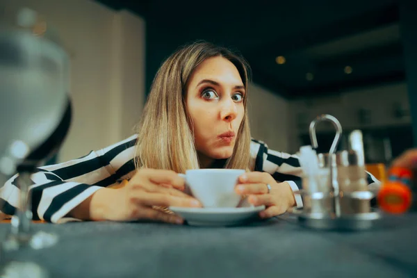 Vicces Miután Egy Csésze Kávét Egy Étteremben — Stock Fotó
