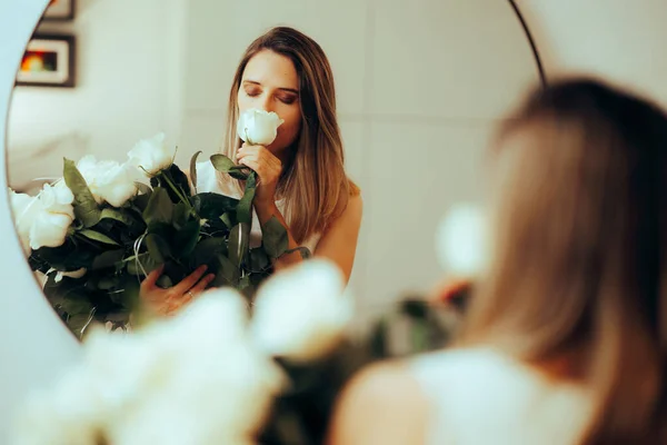 Noiva Feliz Cheirando Rosas Brancas Olhando Espelho — Fotografia de Stock
