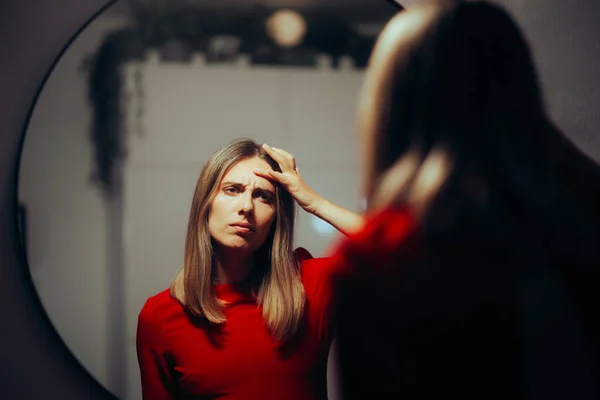 Mulher Infeliz Verificando Suas Rugas Testa Espelho — Fotografia de Stock