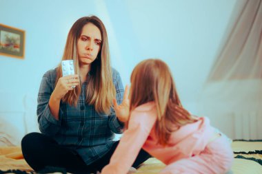 Anne, kızını azarlıyor ve ilaçla oynamasını yasaklıyor.