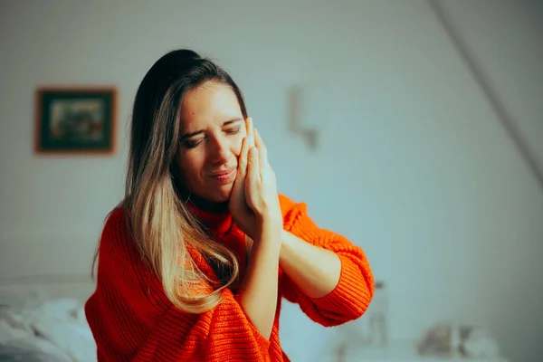 Nešťastná Žena Trpí Bolestí Zubů Pocit Bolesti — Stock fotografie