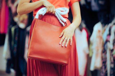 Mağazada Yeni Bir El Çantası Aksesuarı Tutan Tanımlanamayan Kadın 