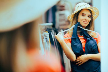 Mutlu Kadın Bir Giysi Mağazasında Mavi Mayo Seçiyor 