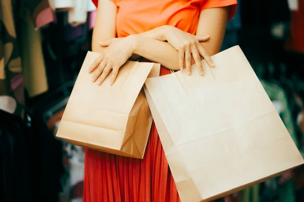 Деталь Hands Holding Eco Friendly Paper Shopping Bags — стоковое фото