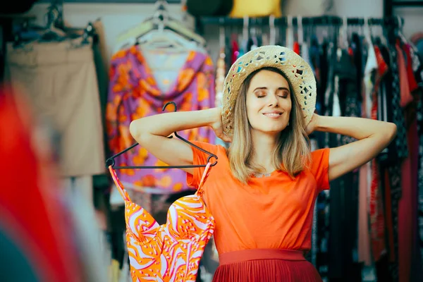 Щаслива Жінка Мріє Про Літні Канікули Магазині Одягу — стокове фото