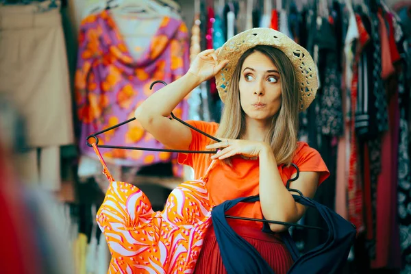 Gadis Belanja Memilih Antara Dua Baju Mandi Toko — Stok Foto