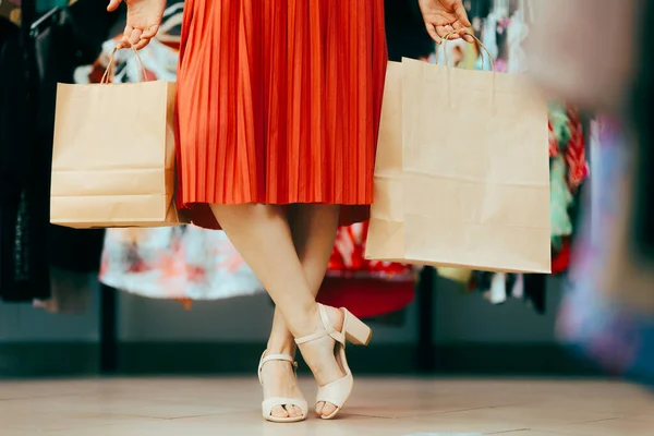 Mujer Compras Caminando Una Tienda Con Sandalias Elegantes —  Fotos de Stock